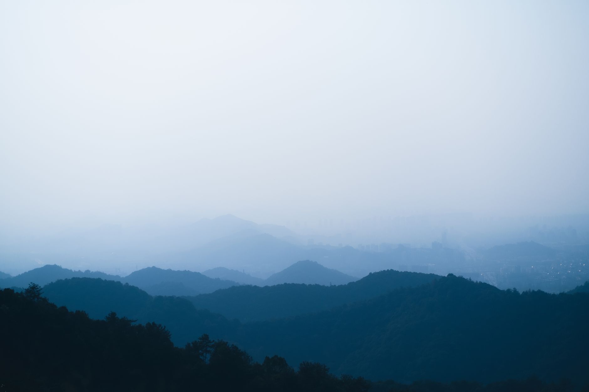 西平合水骨伤医院骨伤科特色疗法与传统康复理疗技术对比解析
